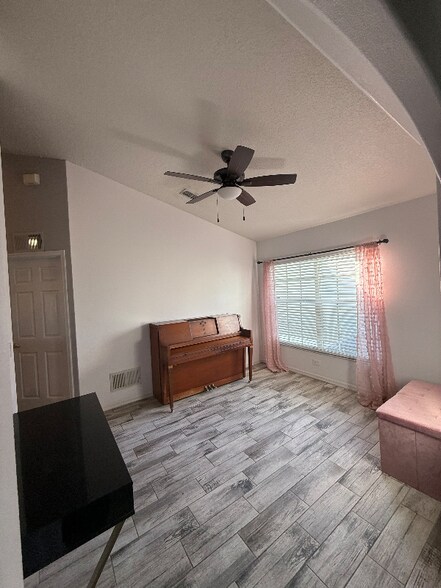 Building Photo - 867 Park Valley Cir