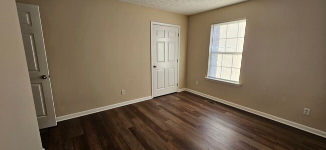 Building Photo - 142 Wooded Oak Ct