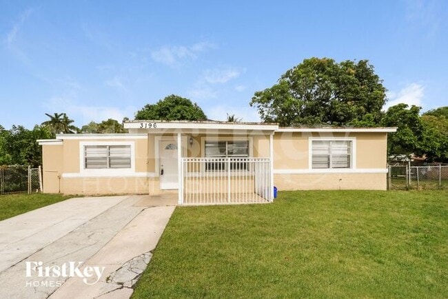 Primary Photo - 3196 N Seacrest Blvd