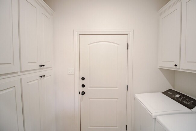 Building Photo - Spacious 3-Bedroom Duplex in South Lubbock