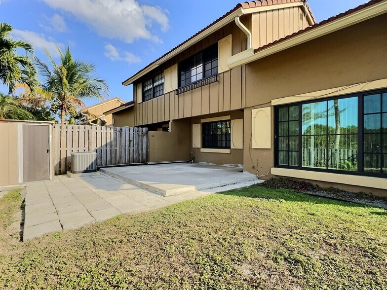 Building Photo - 2652 Riverside Dr