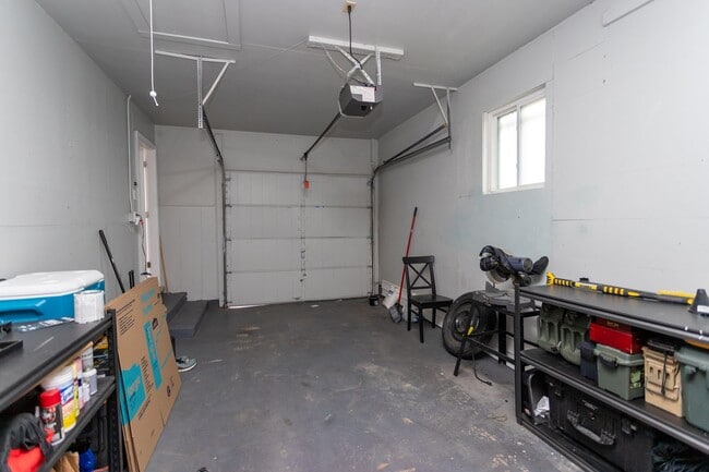 Building Photo - Peaceful Bi-Level Home in a Quiet Cul-de-Sac