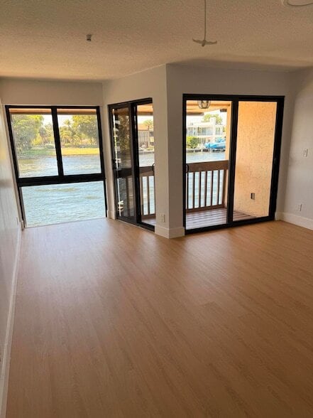 Building Photo - 797 S Riverside Dr