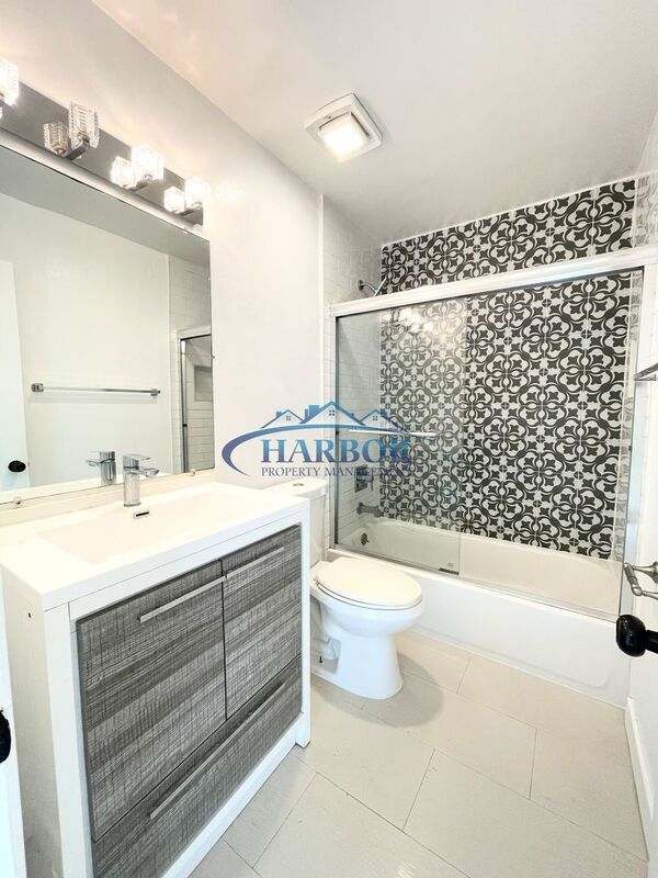 Building Photo - 677 W 39th St