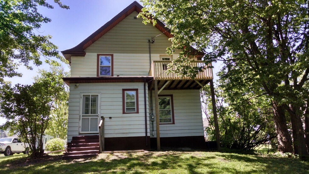 Building Photo - 309 Birch Ave S