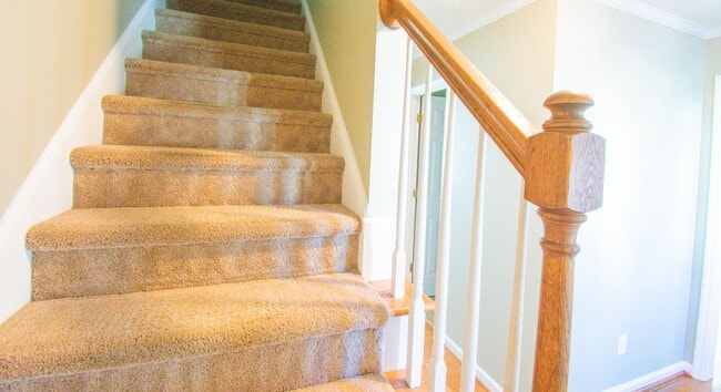 Building Photo - 3 Bedroom 2.5 Bathroom with Bonus Room!