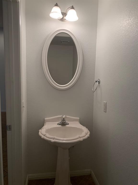 Building Photo - 1904 W 42nd St