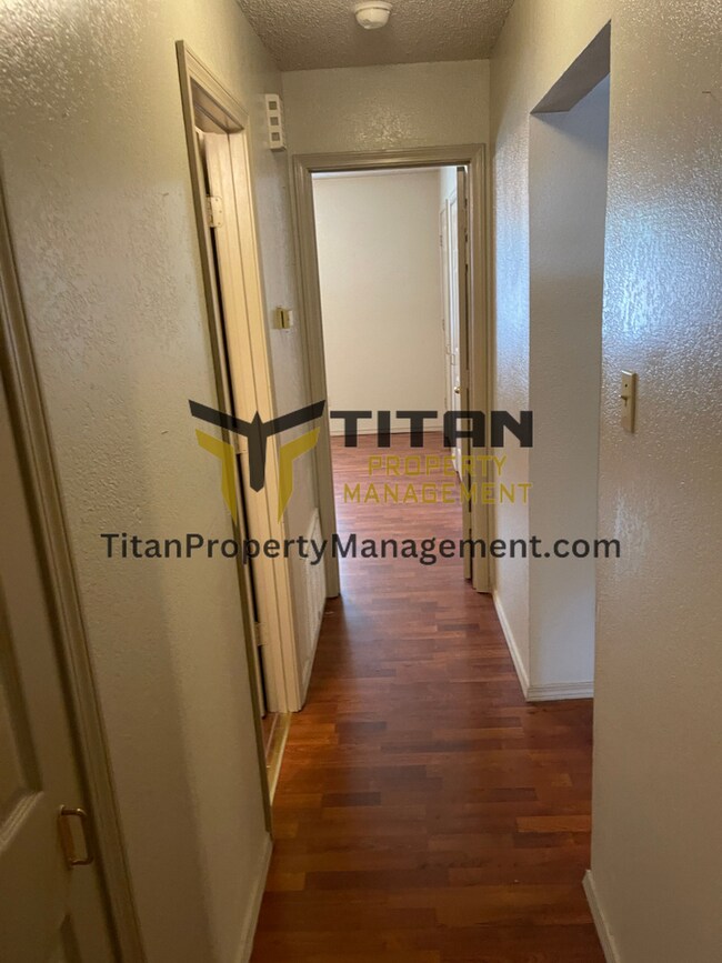 Building Photo - 2 Bed/2 Bath End Unit Apartment