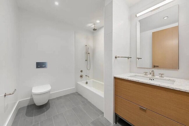 Building Photo - 100 Vandam St