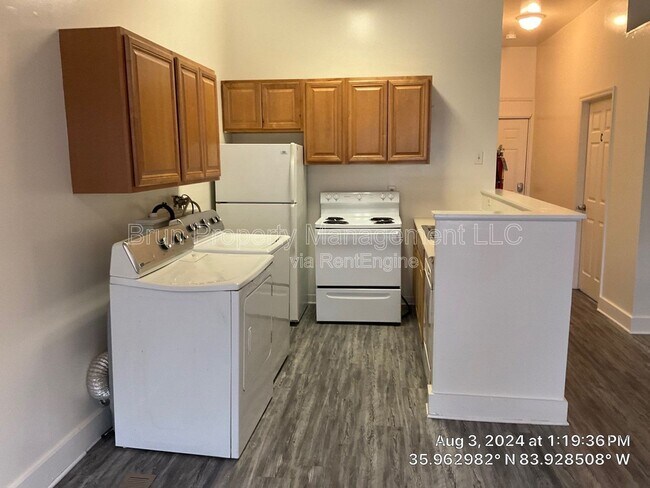 Building Photo - 1206 Forest Ave