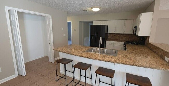 Building Photo - 984 Pointers Way