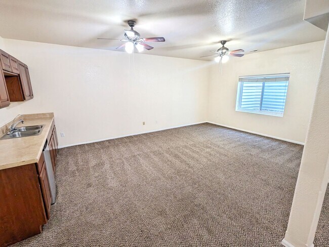 Building Photo - Large Single Family Home