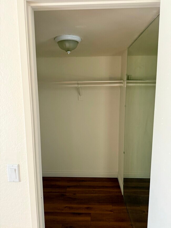 Building Photo - 3855 Thorncroft Ln