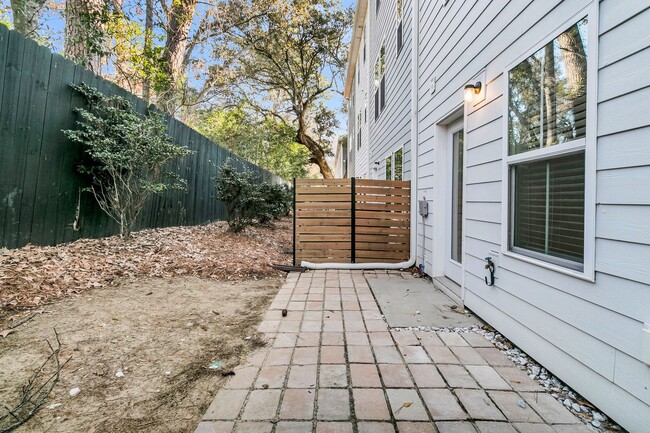 Building Photo - Gorgeous 3-Story Townhome in Park Circle | 3BR + Flex Space + Garage