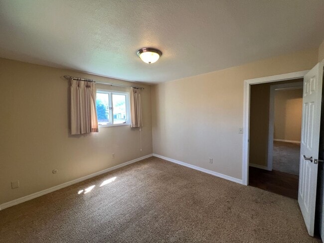 Building Photo - 5 bedroom 3 bathroom home for rent