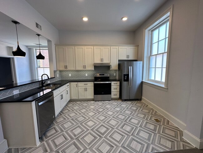 Building Photo - Charming 2 Bed 1 Bath Apartment in Downtown Fredericksburg
