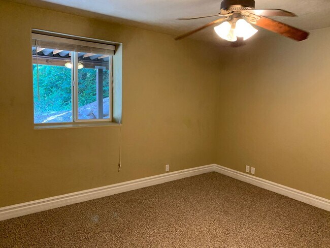 Building Photo - 5 bedroom 3 bathroom gorgeous house with v...