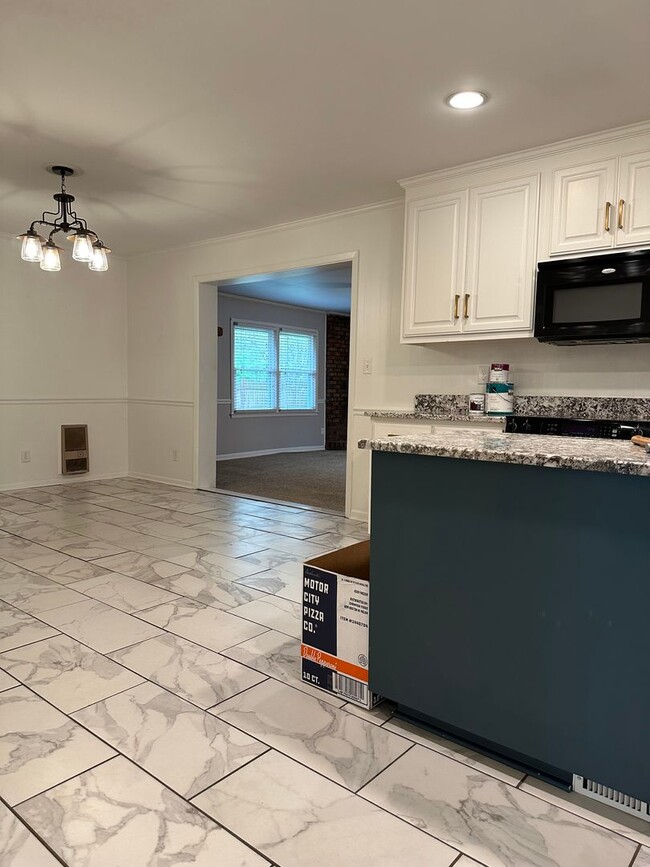 Building Photo - Large Home on the Eastside on a deadened street - Pre Lease