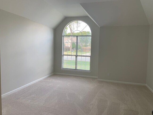Building Photo - Updated 3 Bedroom in Adams Farm
