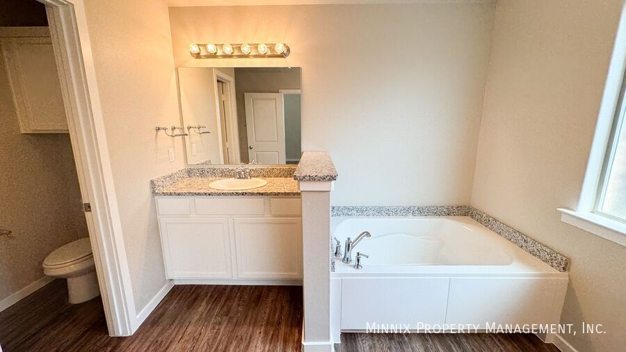 Building Photo - 2010 Kenwood Ave