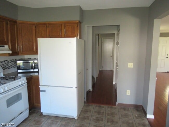 Building Photo - 1 Lakeview Terrace