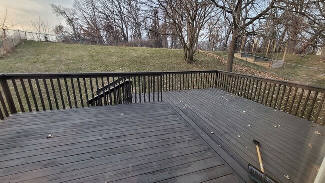 Building Photo - 3 Bedroom 1.5 bath, 2 stall garage Great SE location.