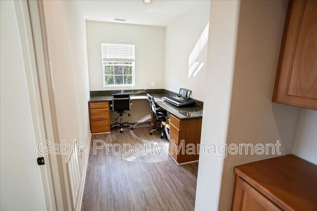 Building Photo - 26155 Lone Rock Ct