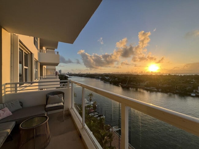 Primary Photo - 5600 Collins Ave