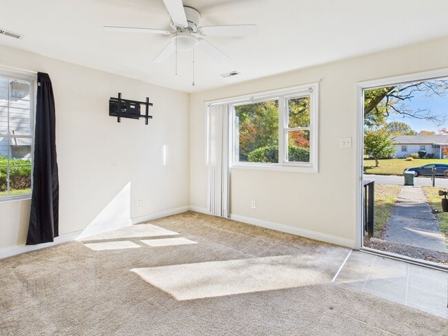 Building Photo - 2102 Brockway Ln