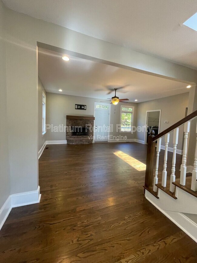 Building Photo - 1305 Smithdale Heights Dr