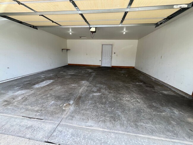 Building Photo - Spacious 4 Bed/3 Bath Twinhome in Brandon!