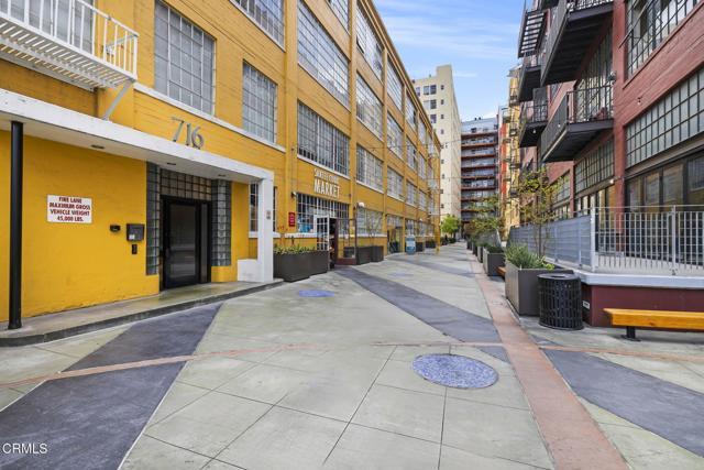 Building Photo - 746 S Los Angeles St