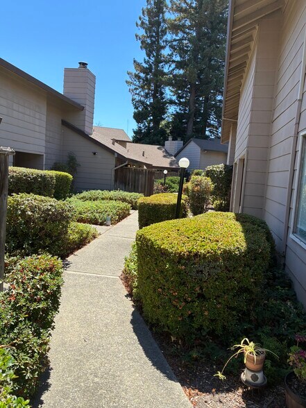 Building Photo - 6060 Gloria Dr