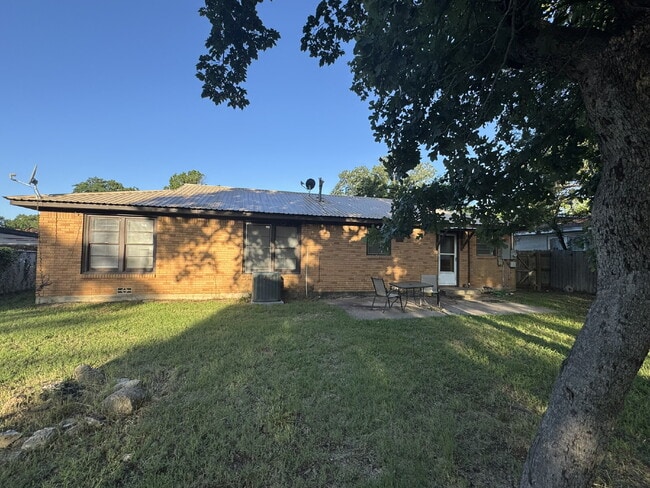 Building Photo - 3 bedroom 2 bath, great neighborhood! One ...