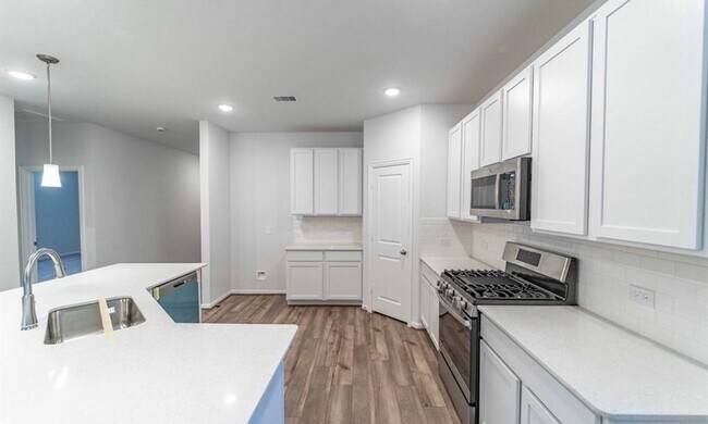 Building Photo - 14397 High Hl Dr