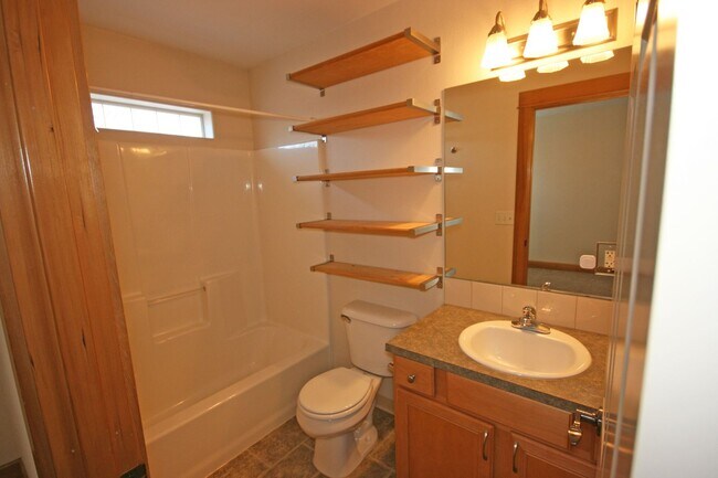 Building Photo - 3 bedroom 3.5 bath town home