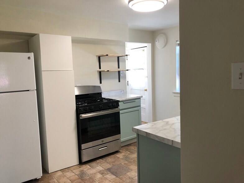New appliances, newly updated. - 7558 Woodland Ave Unit B
