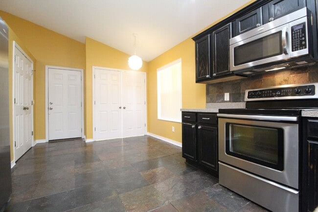 Building Photo - Spacious 3BR with Sunroom & Eat-In Kitchen – Holsberry Estates