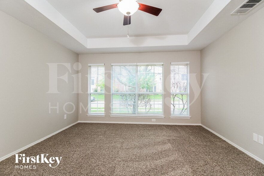 Building Photo - 1233 Logan Dr