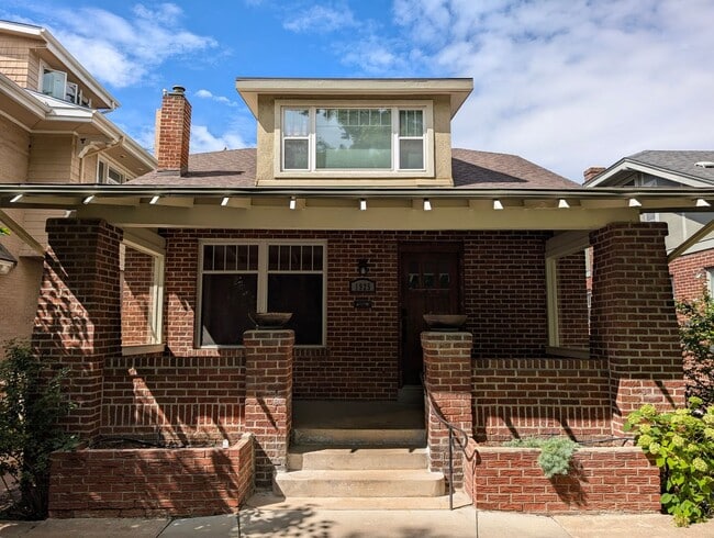 Primary Photo - Beautiful 3 Bedroom House right across fro...