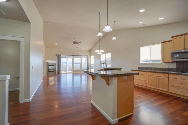 Building Photo - BEAUTIFUL VIEWS of MT. HOOD