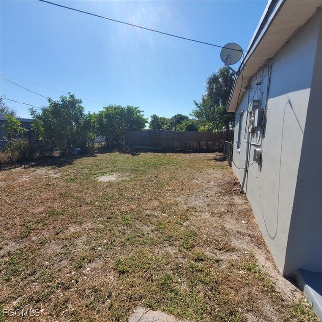 Building Photo - 22025 Beverly Ave