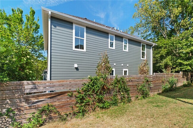 Building Photo - 576 S Willow Ave