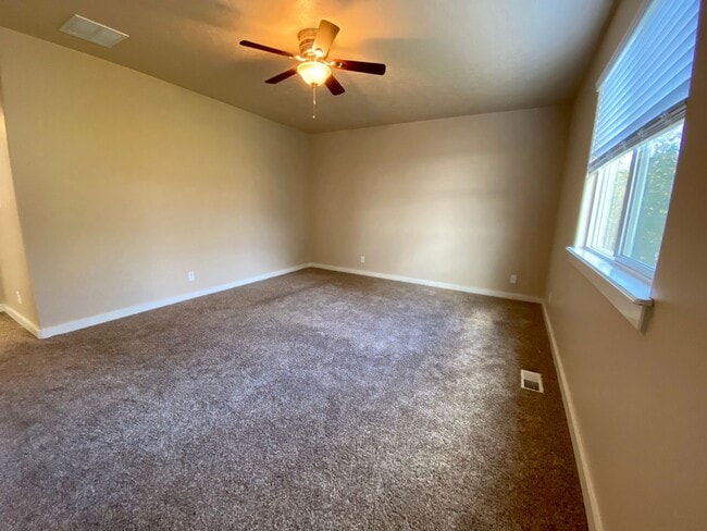 Building Photo - Lovely 4 Bedroom (+ Large bonus room) in B...