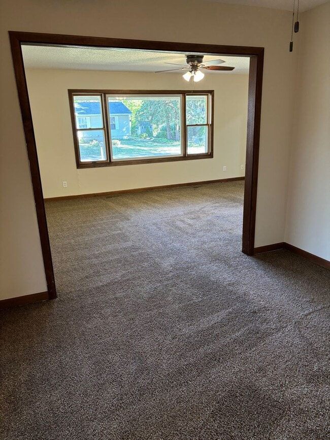 Building Photo - 3 Bedroom, 2.5 Bath House in Thomson, IL