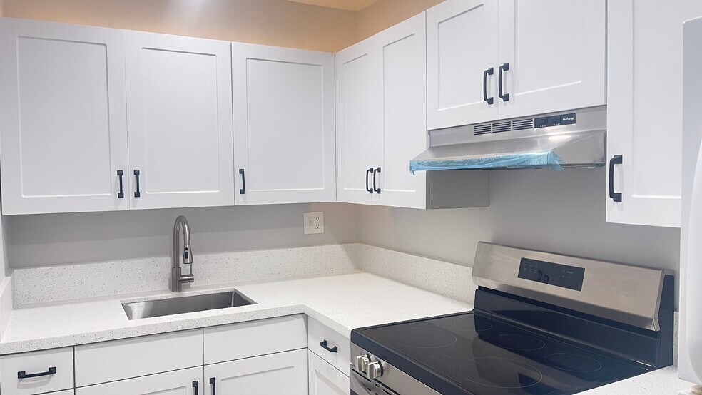 Building Photo - 200 S Birch Rd