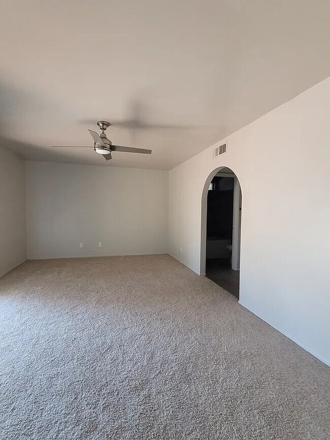 Building Photo - Stunning 4-bedroom home with pool