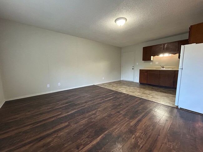 Building Photo - 1 Bedroom, 1 Bath Apartment at the Brooksi...