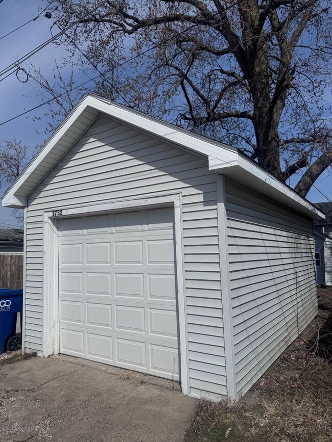 Building Photo - Remodeled 4 Bedroom 1 Bathroom Home