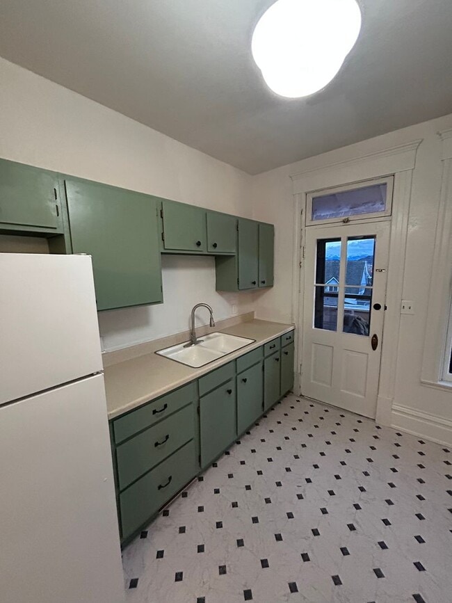 Building Photo - 716 W Quartz St